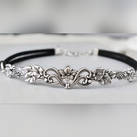 Jewerly Outlet Jewelry - Elegant Silver Floral Choker Necklace
